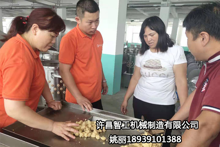 河南周口客戶自帶原料到許昌智工考察、試機制餡機?。ㄗ龈恻c）